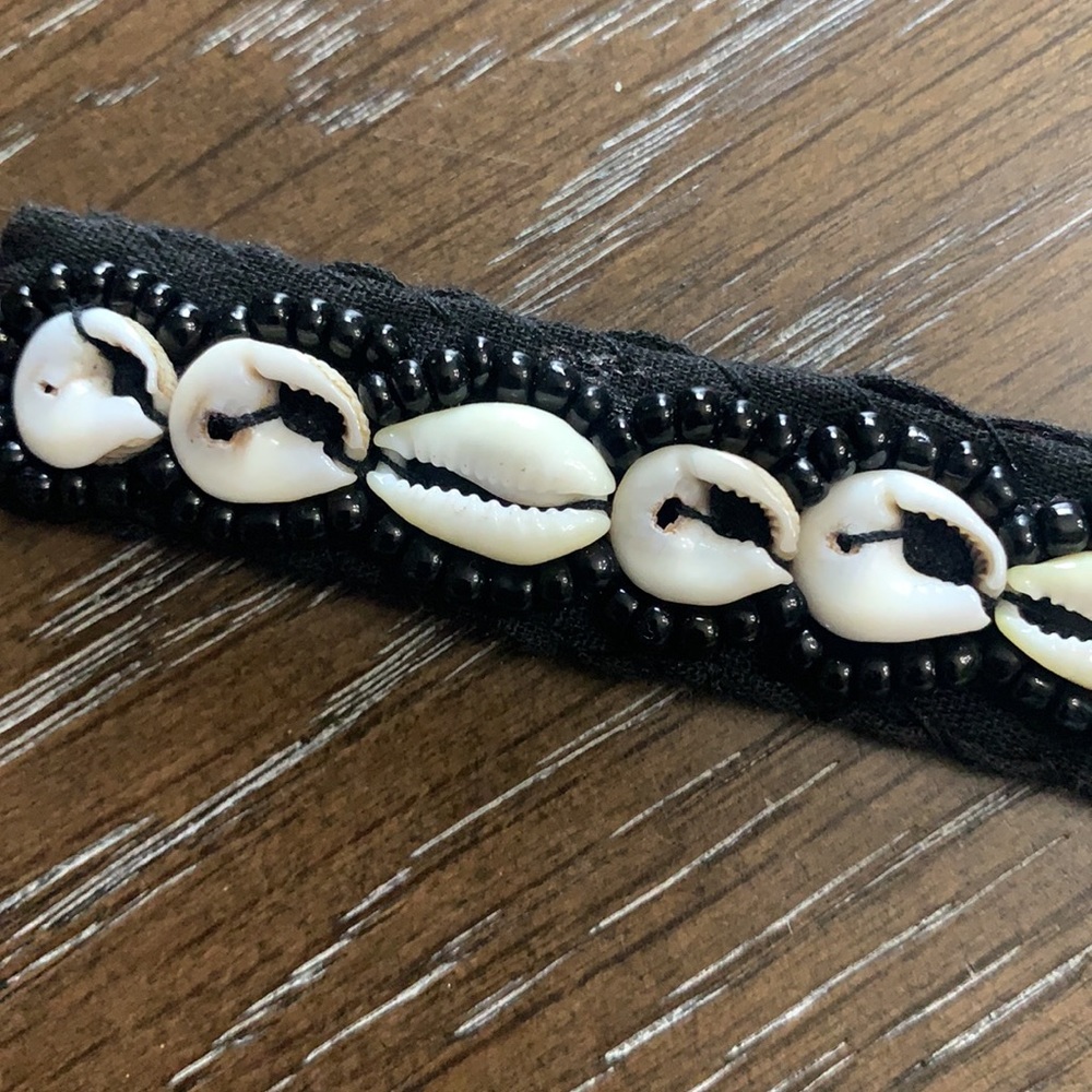 Puka shell and black small bead choker necklace - Picture 6 of 10